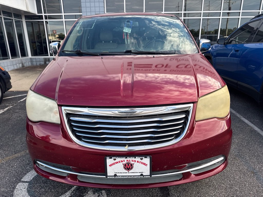 Used 2014 Chrysler Town & Country Touring-L FWD image 2