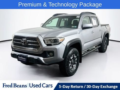 Used 2017 Toyota Tacoma TRD Off-Road w/ Premium & Technology Package AWD/4WD image 3