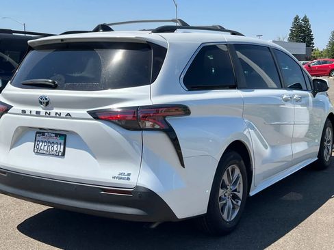 Certified 2022 Toyota Sienna XLE w/ XLE Plus Package FWD image 4