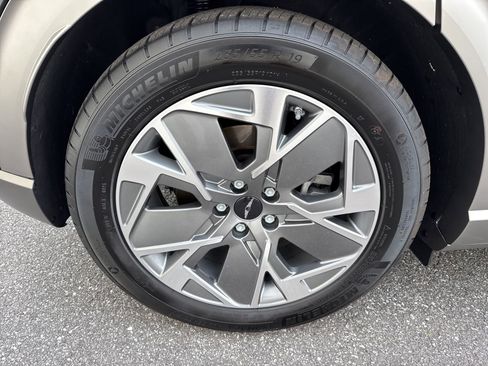 Used 2025 Genesis GV60 RWD image 9