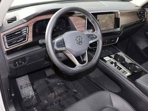 Used 2024 Volkswagen Atlas SEL image 2