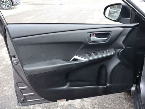 Used 2017 Toyota Camry SE image 6