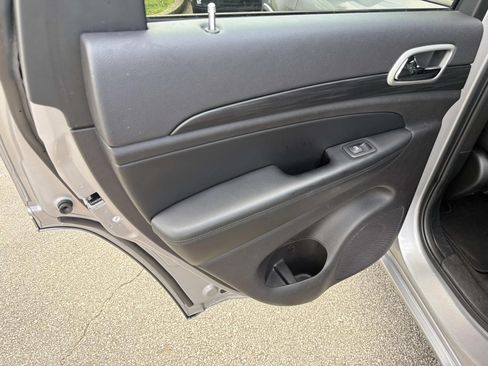 Used 2020 Jeep Grand Cherokee Altitude RWD image 21