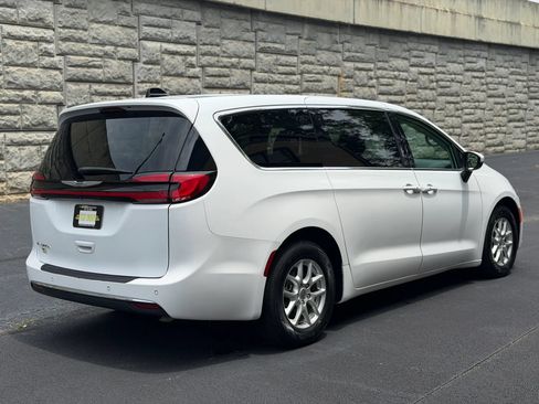 Used 2023 Chrysler Pacifica Touring-L FWD image 7