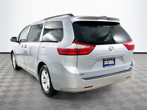 Used 2017 Toyota Sienna LE image 11