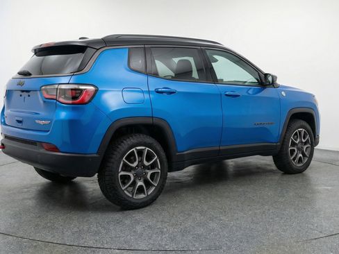 Used 2025 Jeep Compass Trailhawk AWD/4WD image 9