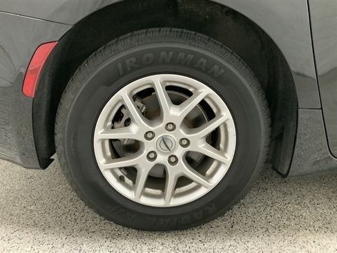 Used 2024 Chrysler Pacifica Touring-L FWD image 11