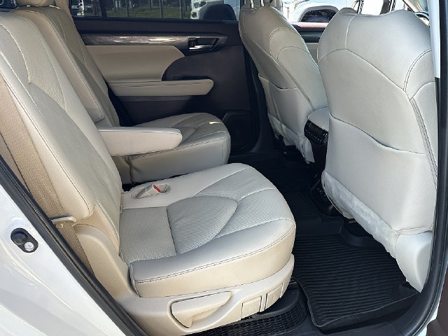 Used 2021 Toyota Highlander Platinum FWD image 12