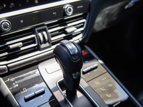 Certified 2024 Porsche Macan AWD/4WD image 22