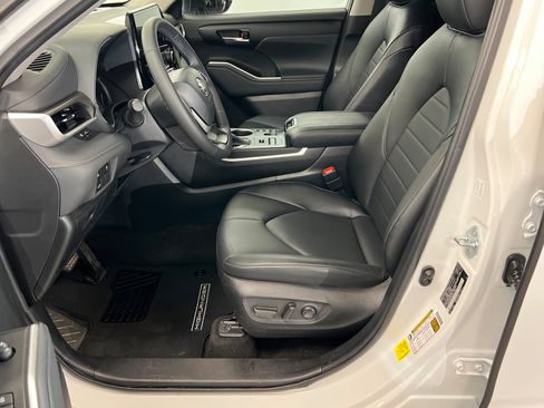 Used 2023 Toyota Highlander XLE AWD/4WD image 18
