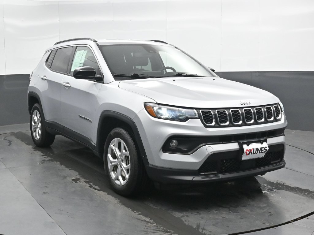 Used 2024 Jeep Compass Latitude AWD/4WD image 4