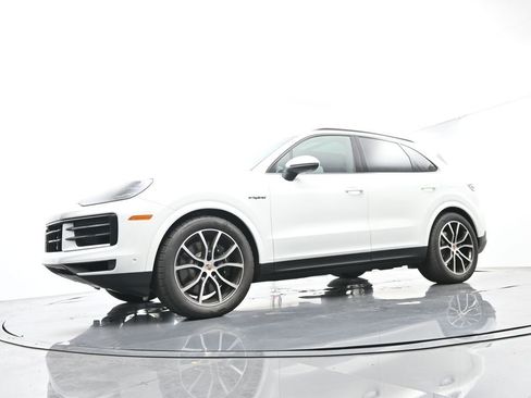 Certified 2025 Porsche Cayenne E-Hybrid AWD/4WD image 46