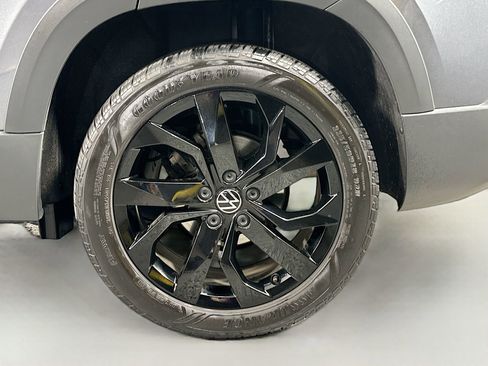 Certified 2022 Volkswagen Taos SE image 27