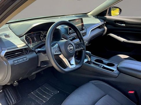 Used 2025 Nissan Altima 2.5 SV FWD image 15