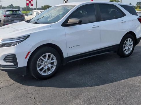 Used 2022 Chevrolet Equinox LS w/ LS Convenience Package FWD image 4