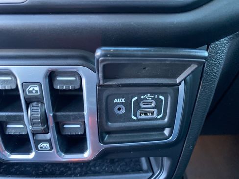 Used 2020 Jeep Wrangler Unlimited Sahara AWD/4WD image 15