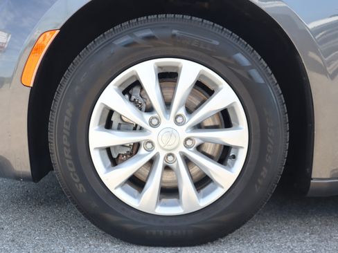 Used 2018 Chrysler Pacifica Touring-L Plus FWD image 11