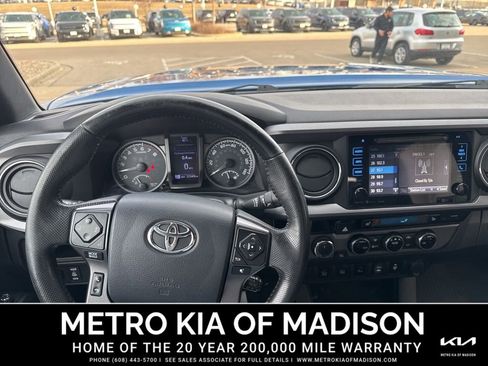 Used 2016 Toyota Tacoma TRD Off-Road w/ Premium & Technology Package image 17