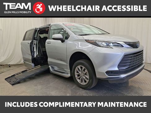 Used 2024 Toyota Sienna LE FWD image 1