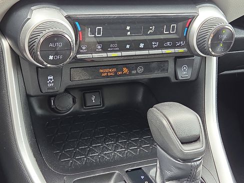 Used 2021 Toyota RAV4 XLE FWD image 18
