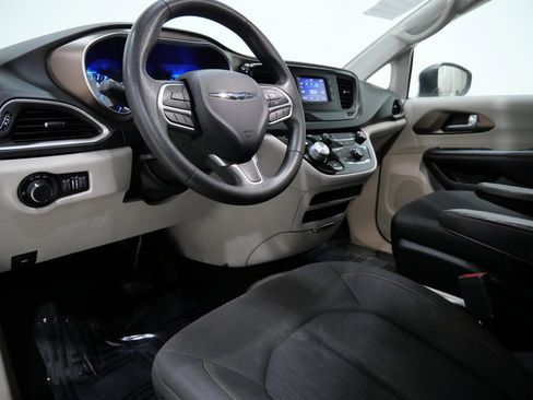 Used 2017 Chrysler Pacifica LX image 10