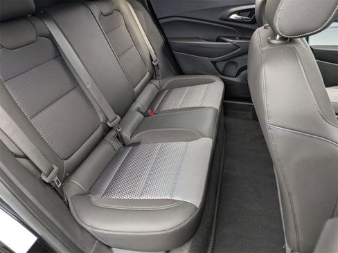 Used 2025 Chevrolet Trax LT w/ LT Convenience Package image 28