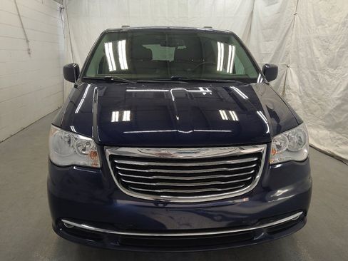 Used 2016 Chrysler Town & Country Touring image 14