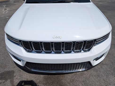 Used 2024 Jeep Grand Cherokee Limited w/ MOPAR Finishing Package image 12