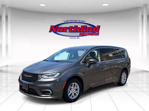 Used 2023 Chrysler Pacifica Touring-L FWD image 3