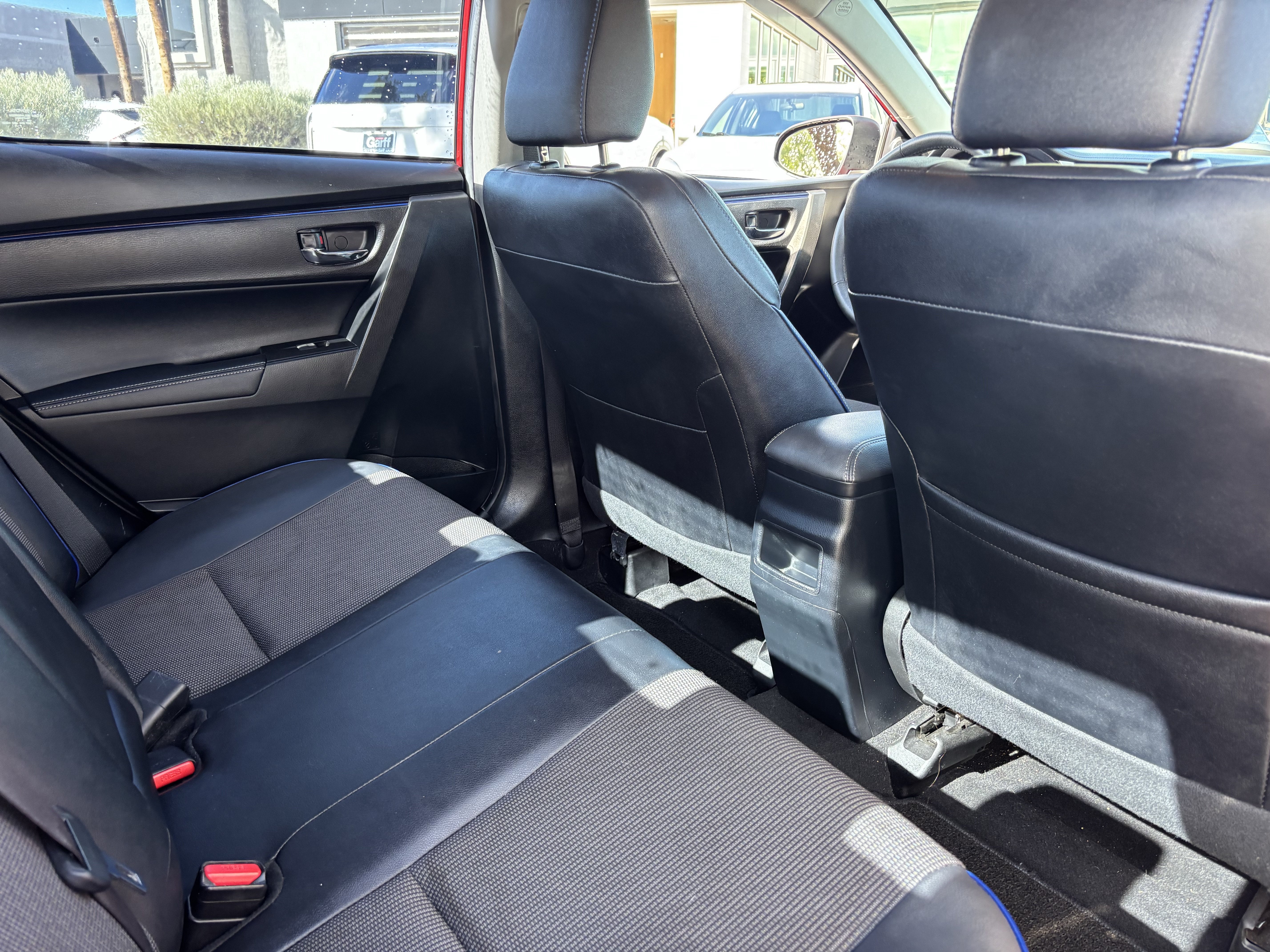 Used 2018 Toyota Corolla SE w/ Carpet Mat Package (TMS) FWD image 11