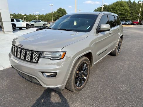 Used 2020 Jeep Grand Cherokee Altitude RWD image 2
