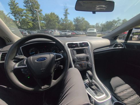 Used 2016 Ford Fusion SE FWD image 3