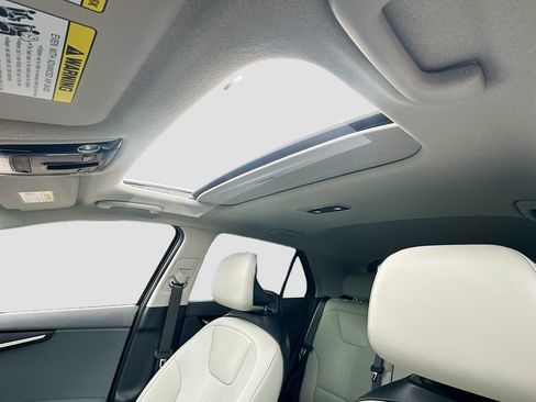 Certified 2025 Kia Niro EX Touring FWD image 22