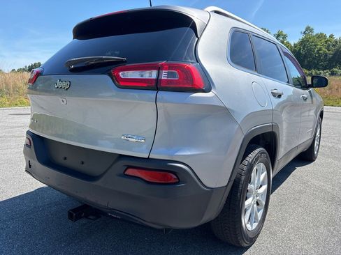 Used 2017 Jeep Cherokee Latitude AWD/4WD image 5