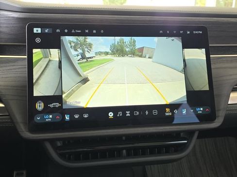 Used 2024 Rivian R1S Adventure AWD/4WD image 19