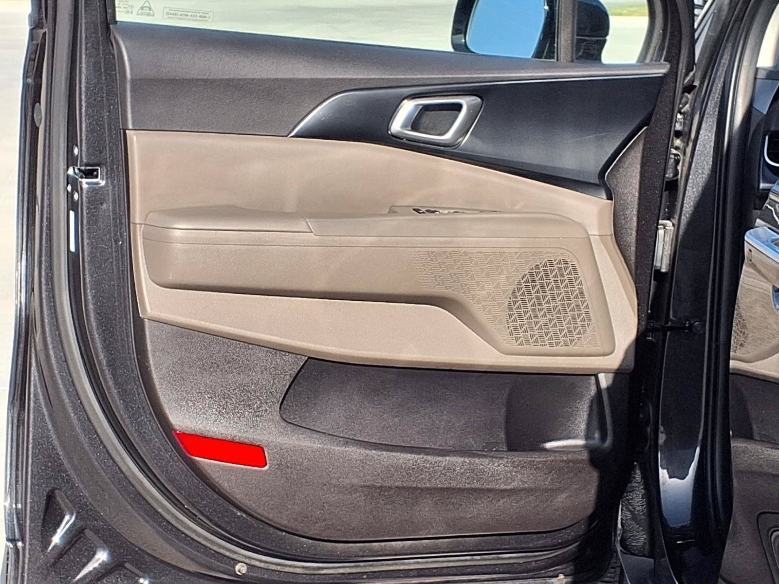Used 2025 Kia Carnival FWD image 27