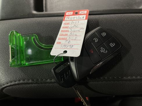 Used 2023 GMC Sierra 1500 SLE image 25