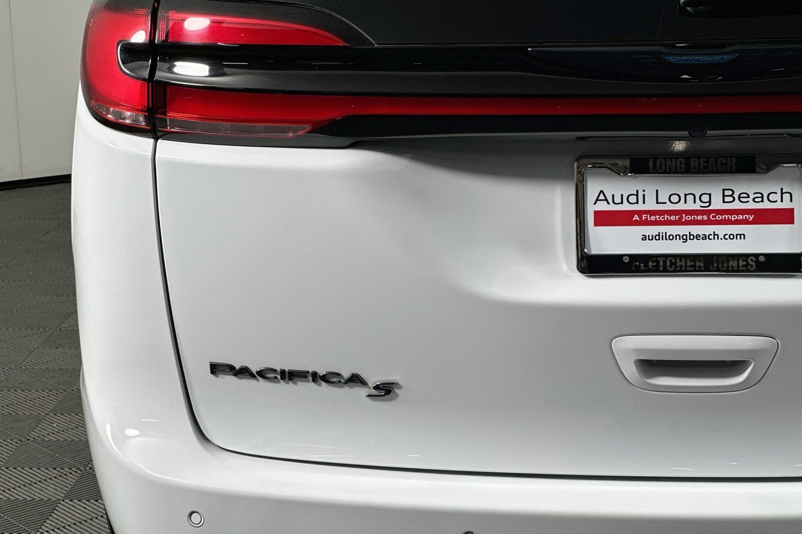 Used 2021 Chrysler Pacifica Touring-L w/ Uconnect Theater Family Group FWD image 18