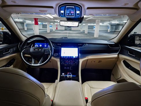 Used 2022 Jeep Grand Cherokee Limited w/ Luxury Tech Group II image 3