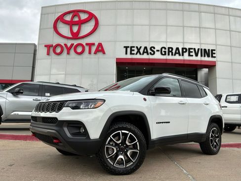 Used 2025 Jeep Compass Trailhawk image 2