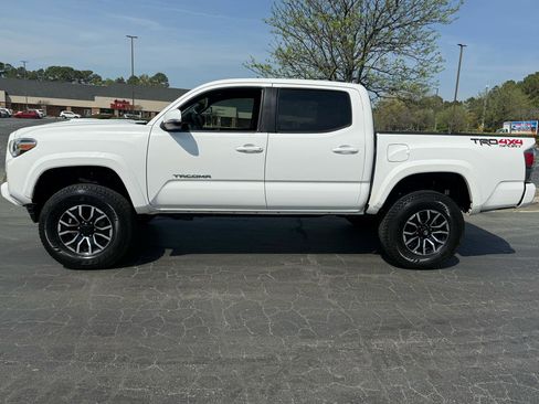 Used 2020 Toyota Tacoma TRD Sport image 3