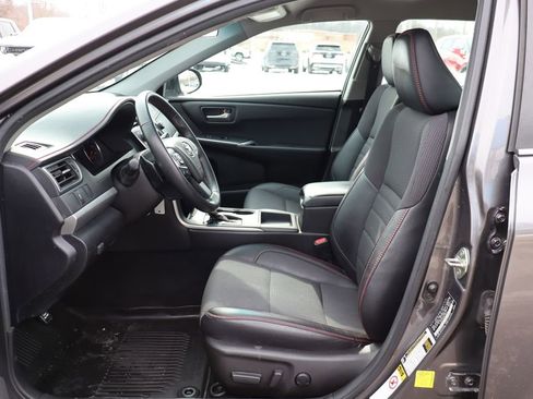 Used 2017 Toyota Camry SE image 7
