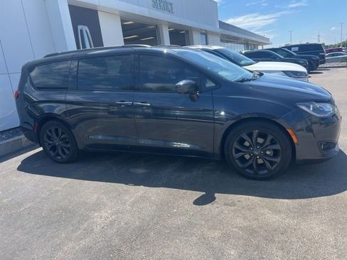 Used 2019 Chrysler Pacifica Touring-L Plus w/ Advanced Safetytec Group FWD image 2