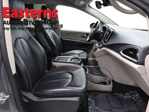 Used 2023 Chrysler Pacifica Touring-L FWD image 26