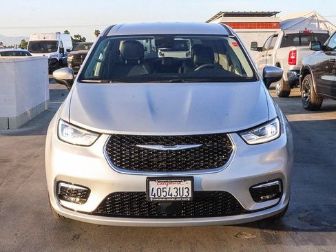 Used 2023 Chrysler Pacifica Touring-L AWD/4WD image 3