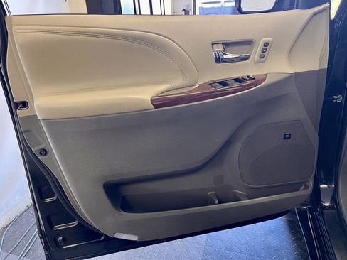 Used 2013 Toyota Sienna Limited w/ Premium Pkg image 15