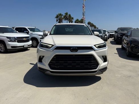 Used 2024 Toyota Grand Highlander AWD image 2