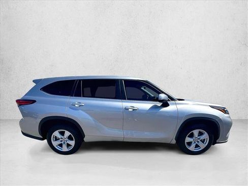 Used 2023 Toyota Highlander LE FWD image 5