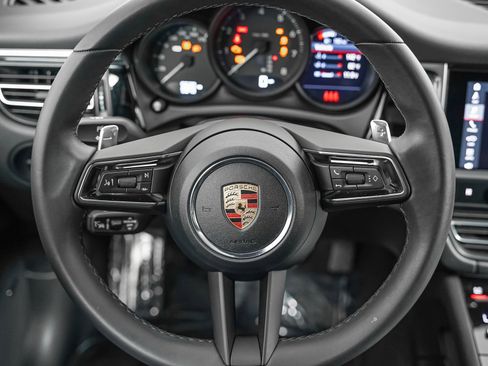 Certified 2025 Porsche Macan AWD/4WD image 17