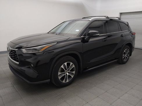 Used 2021 Toyota Highlander XLE FWD image 2